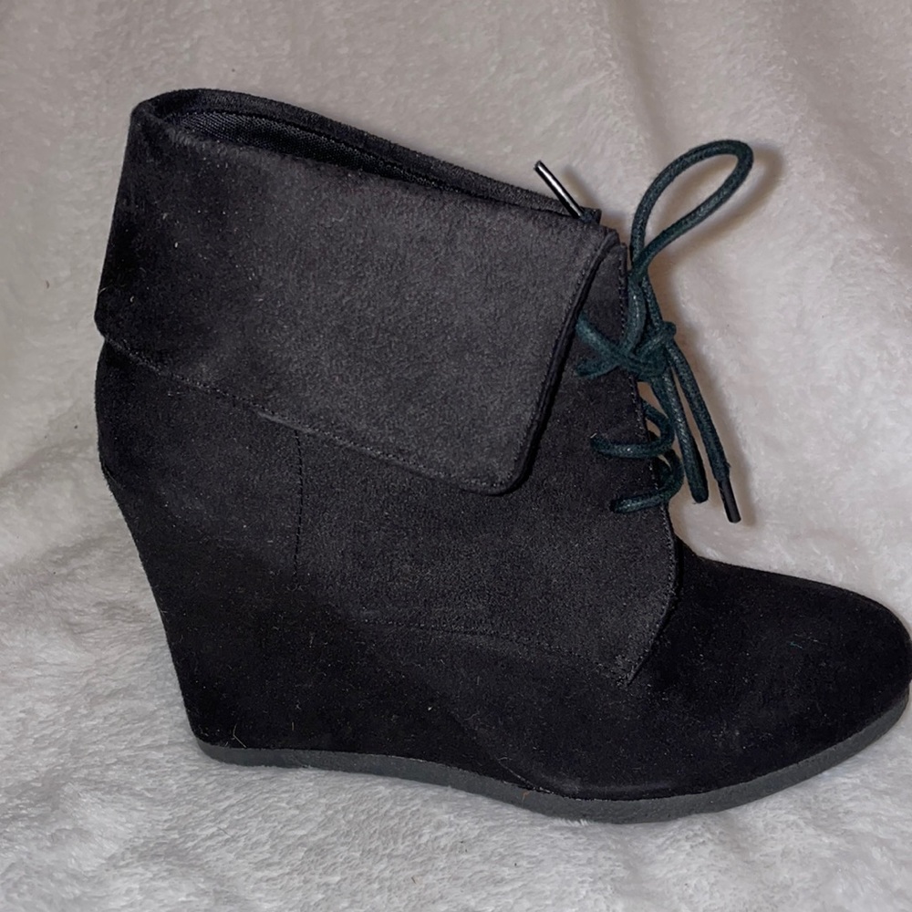 Black suedish wedge bootie